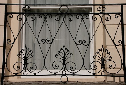 Ажурное оформление окна Кованый балкон