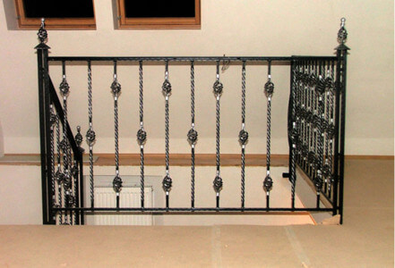 Лестничные перила с элементами "Торсион" и "Корзинка Торсионы и корзинки