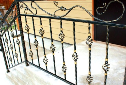 Торсионные пруты и корзинки сделаны "Торсионом", завитки - "Улиткой" Крыльцо в технике холодной ковки