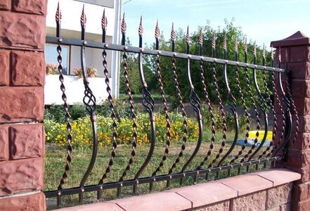 Изгиб прута сделан "Гнутиком", спирали и корсинки - "Торсионом" Забор в технике холодной ковки