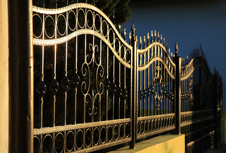 Завитки сделаны на "Улитке", кольца - на "Улитке" с оправкой, Корзинки - на "Торсионе" Кованый забор