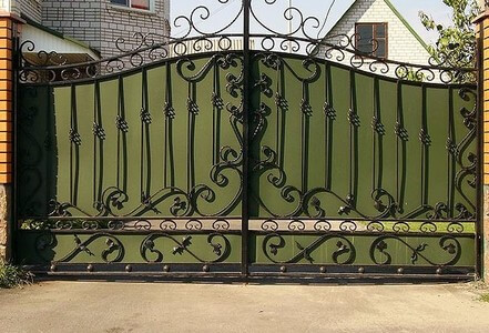 Пруты скручены на "Торсионе", согнуты в завитки на "Улитке" Кованные ворота