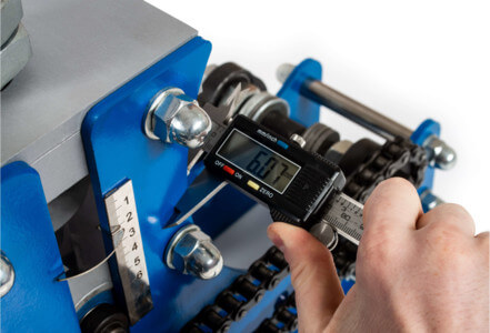 Прижимной вал с регулировочными винтами